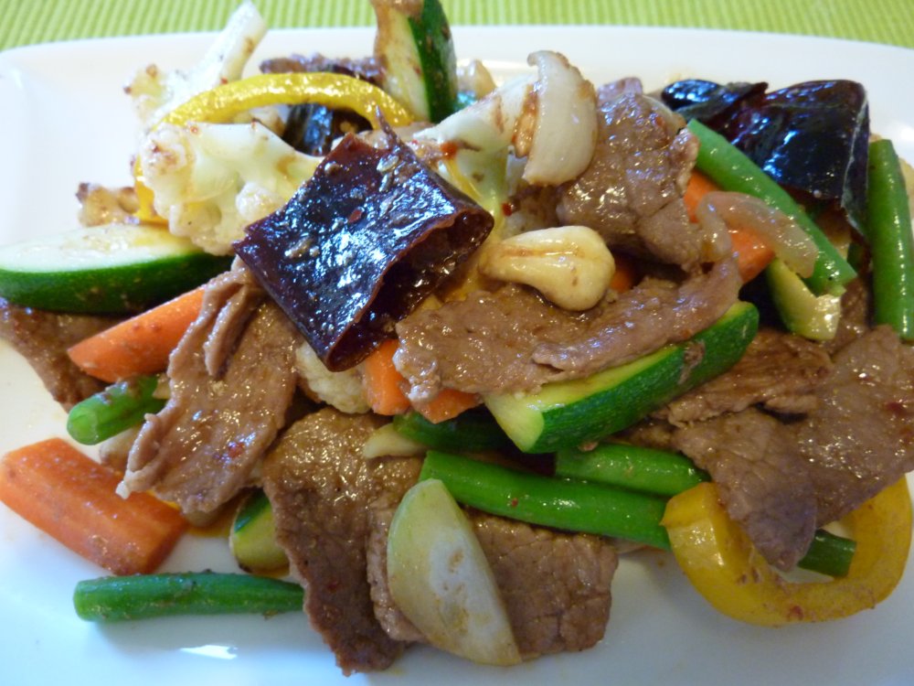 Bœuf ou poulet ou crevettes ou tofu&nbsp;: sauté aux noix de cajou.