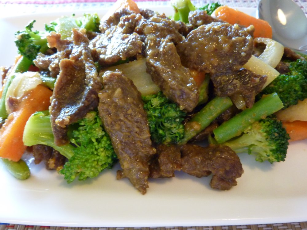 Sauté à la sauce satay&nbsp;: Bœuf ou poulet. 