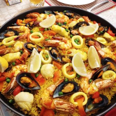 Paella au poulet et fruits de mer.