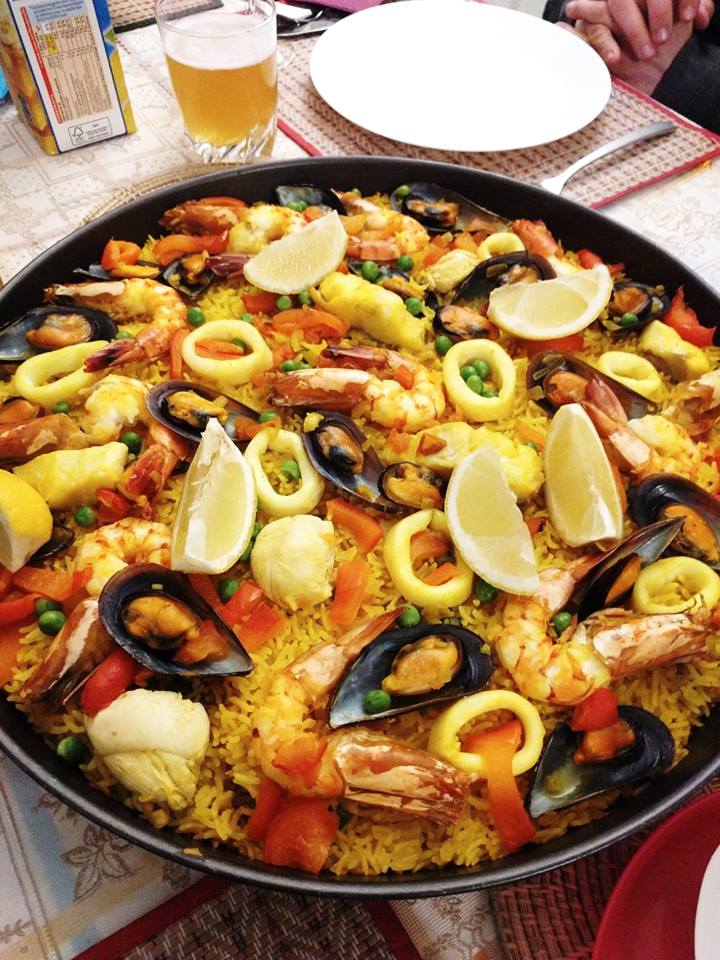 Paella au poulet et fruits de mer.