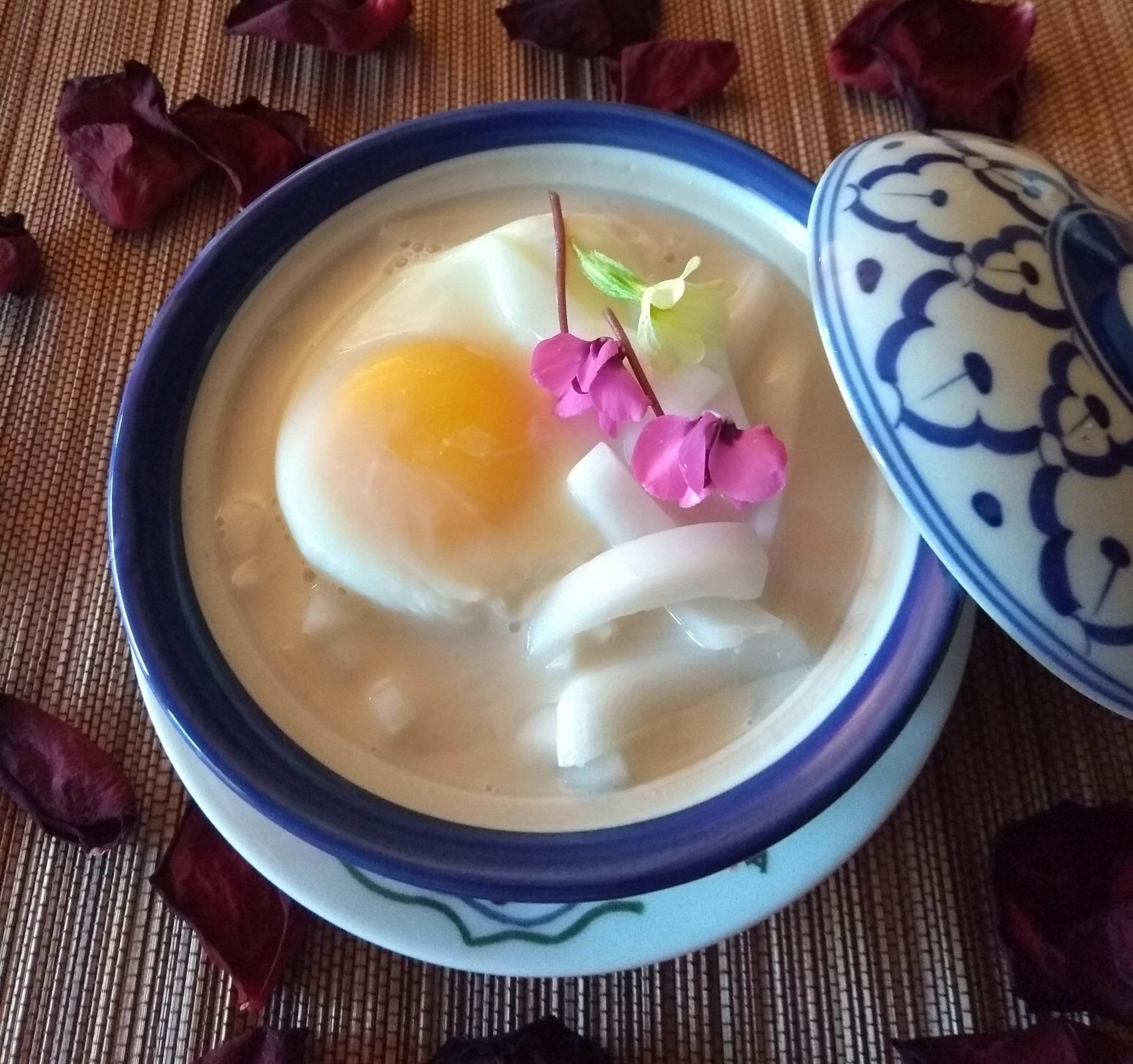 Noix de coco jeune dans du  lait de coco.