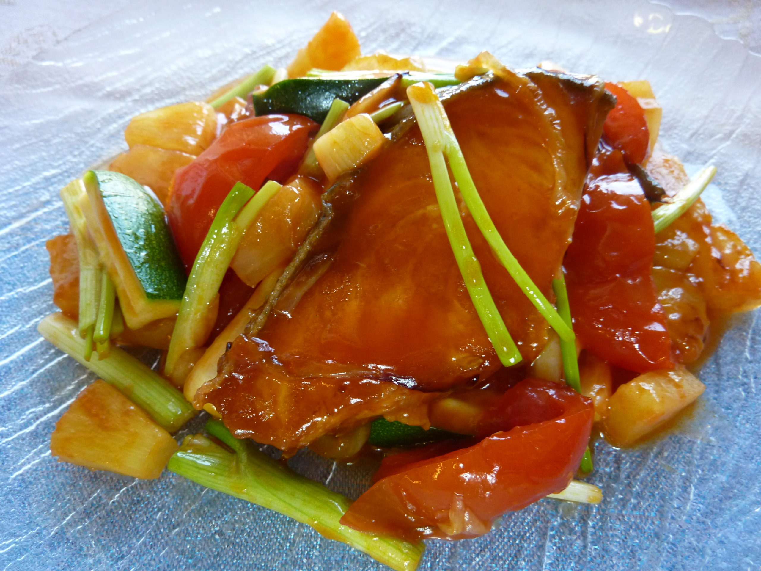 Crevettes / poulet / saumon, sauté à la sauce aigre-douce.
