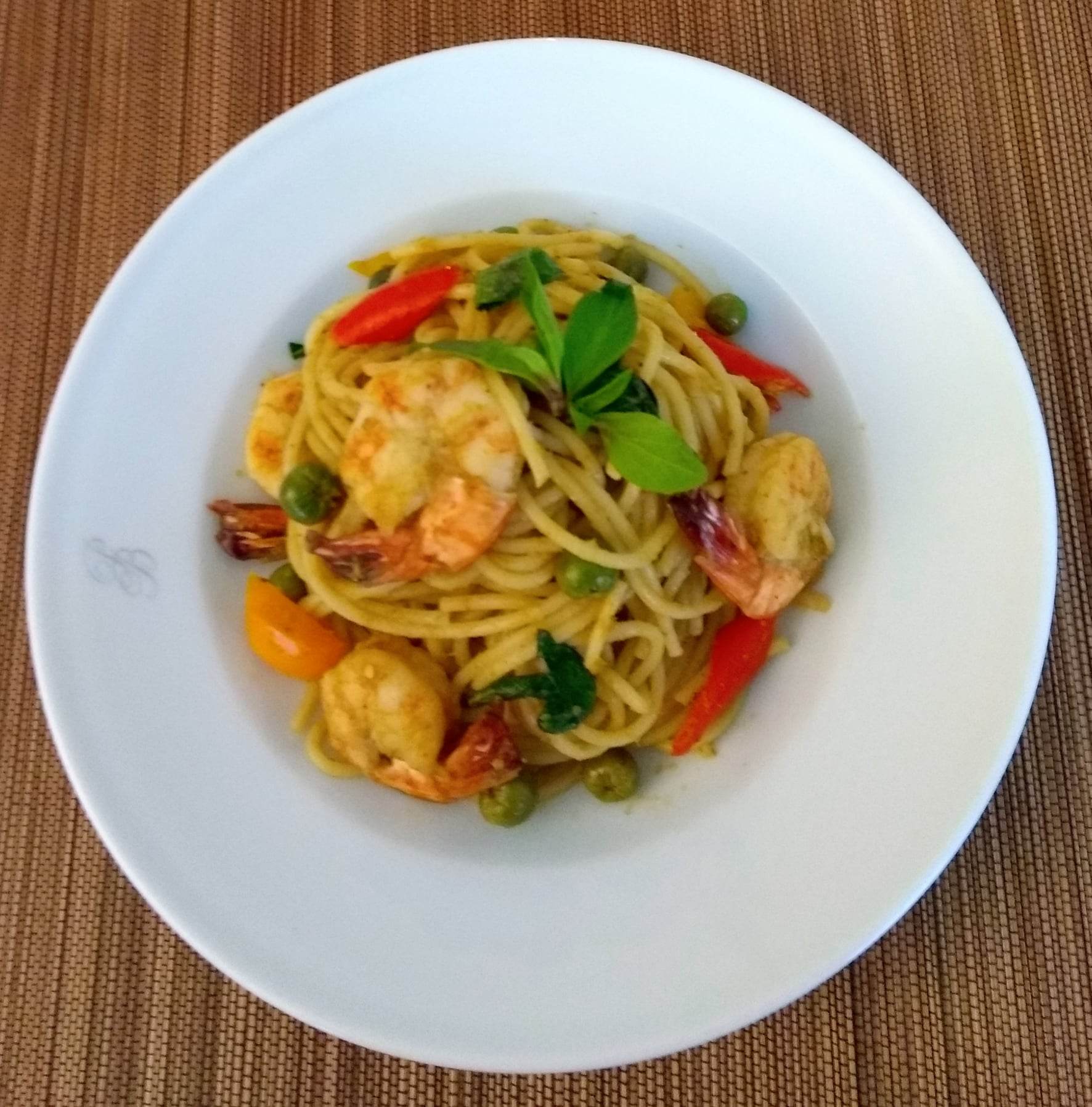 Spaghettis sauté au curry vert&nbsp;: crevettes ou poulet ou bœuf ou tofu.